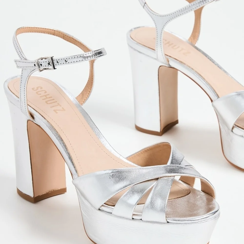 Schutz Keefa Platform Sandals In Prata